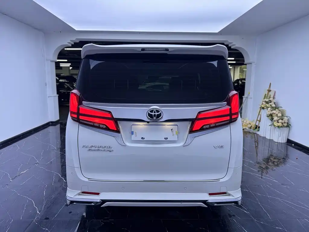 Toyota Alphard — фото 16