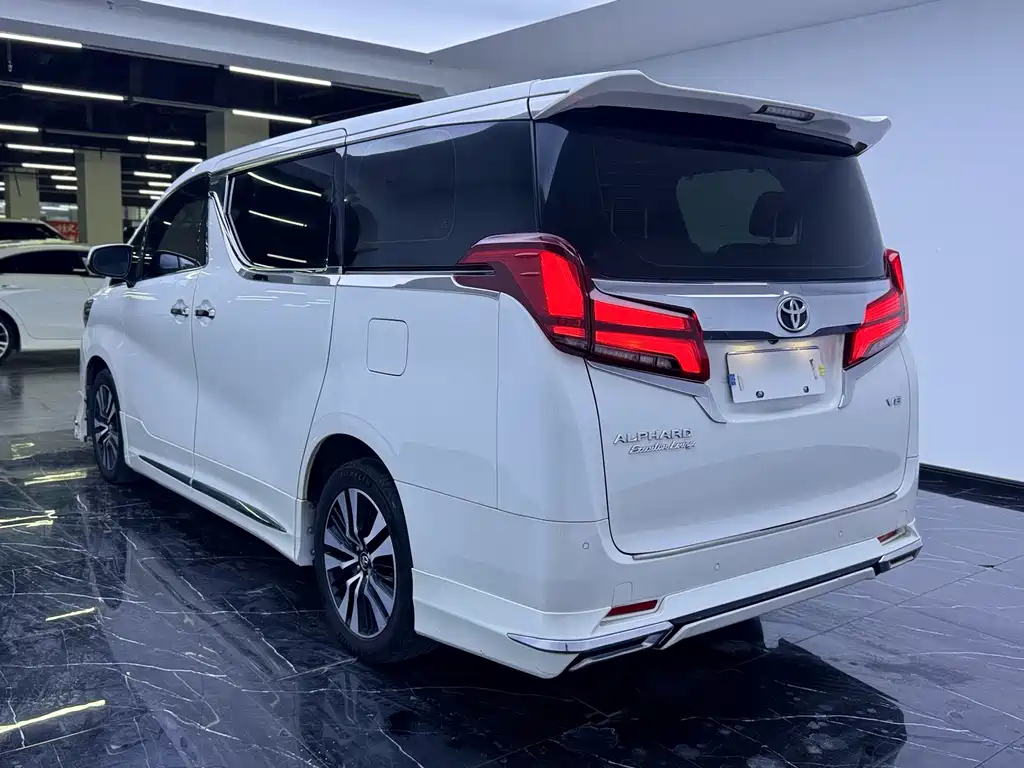Toyota Alphard — фото 17