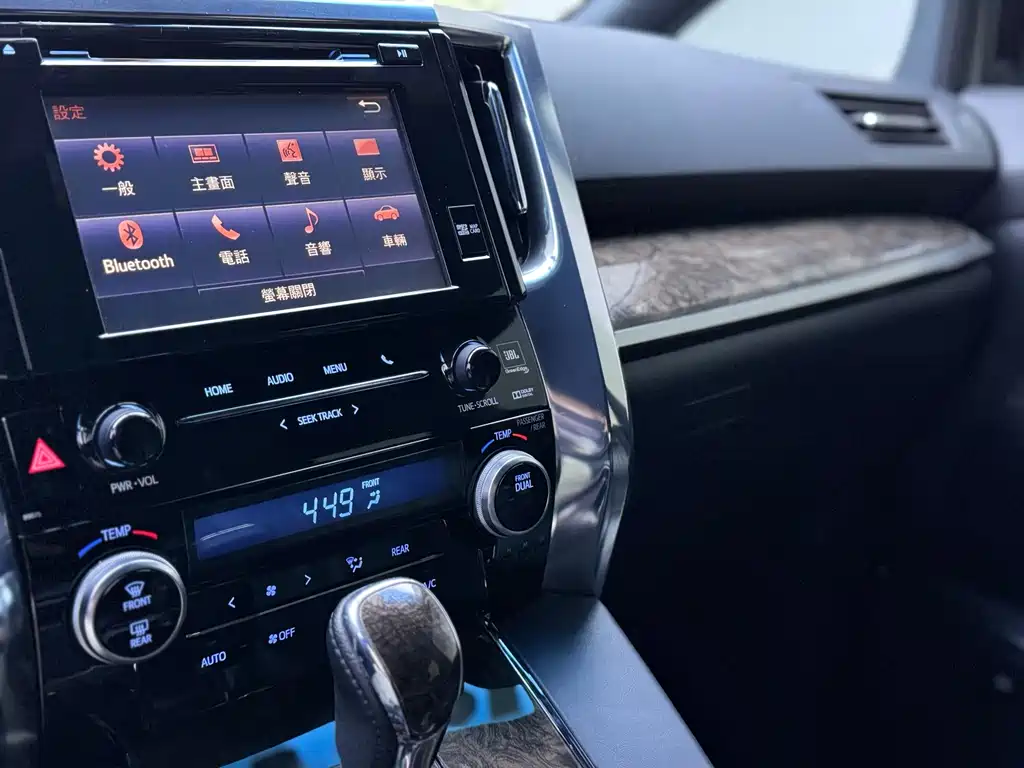 Toyota Alphard — фото 7