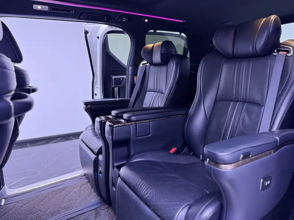 Toyota Alphard — фото 9