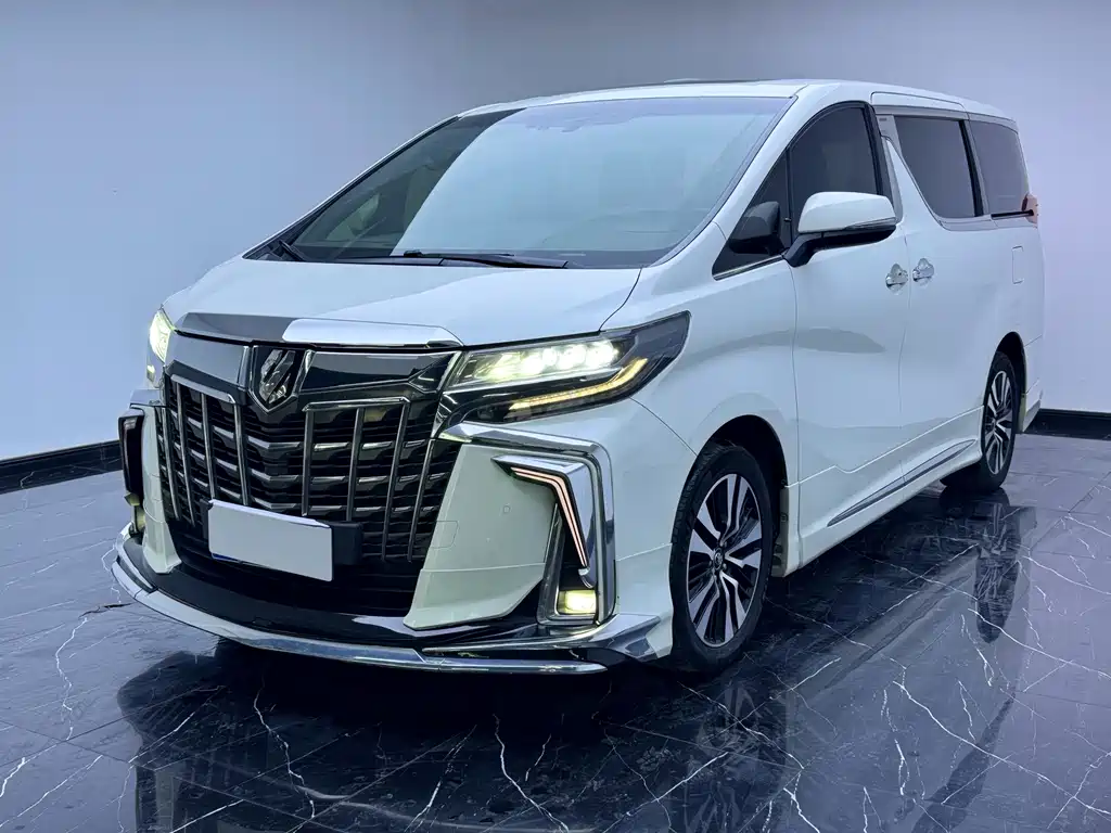 Toyota Alphard — фото 1