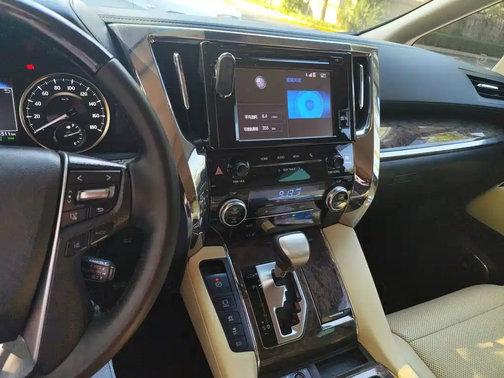 Toyota Vellfire — фото 14