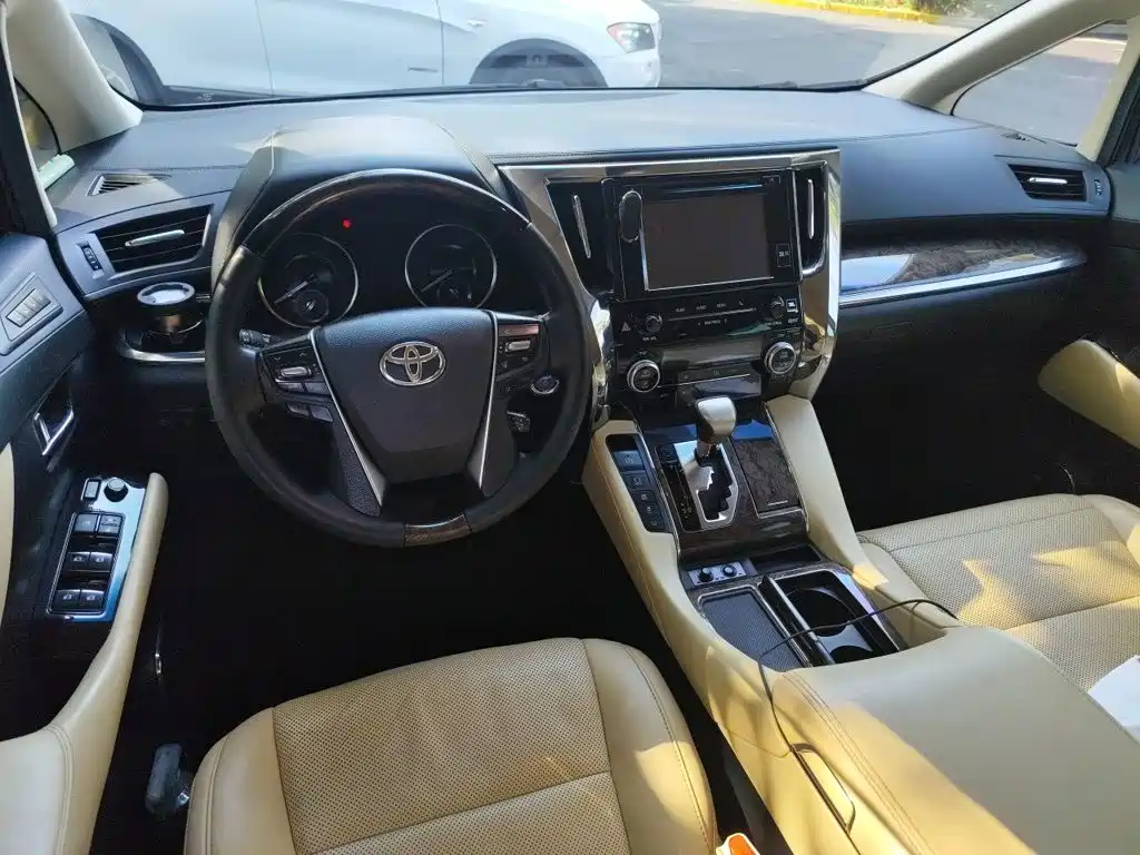 Toyota Vellfire — фото 10