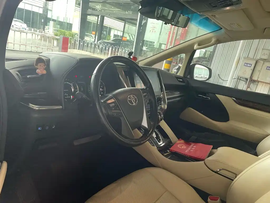 Toyota Alphard — фото 2