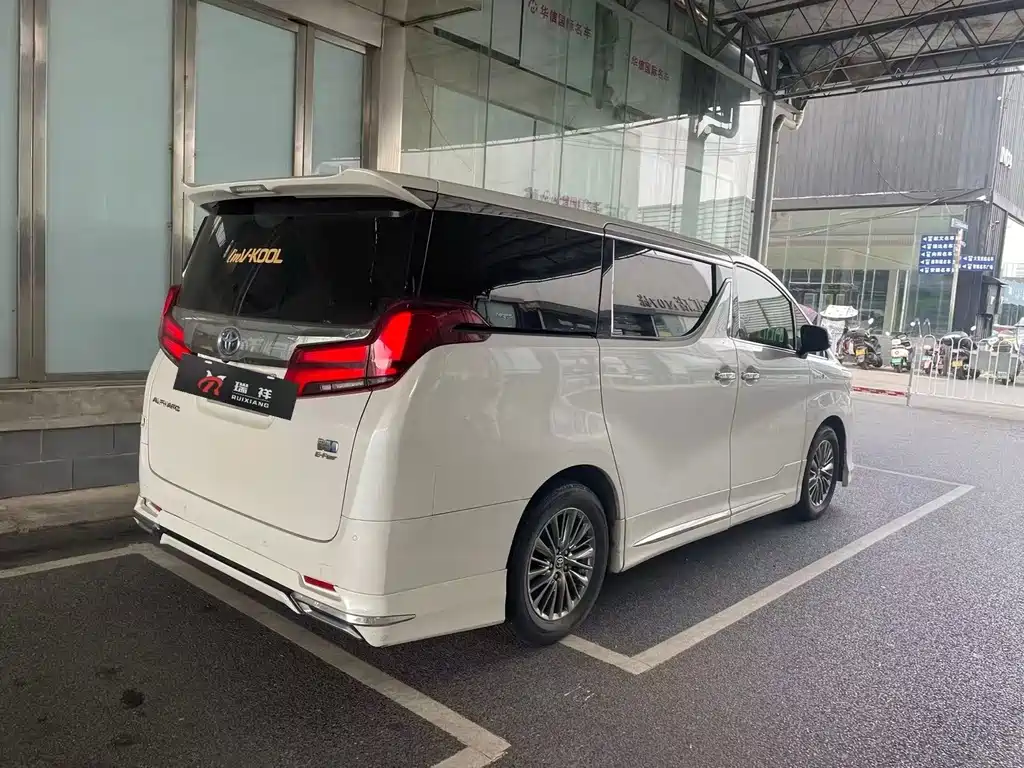 Toyota Alphard — фото 3
