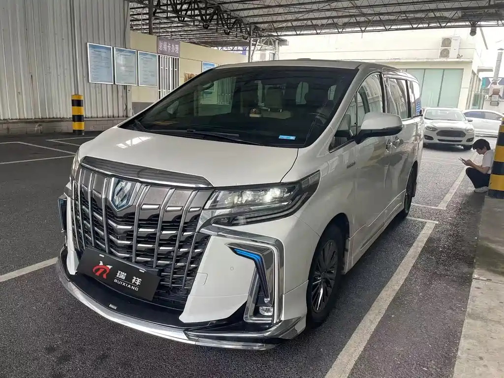Toyota Alphard — фото 1