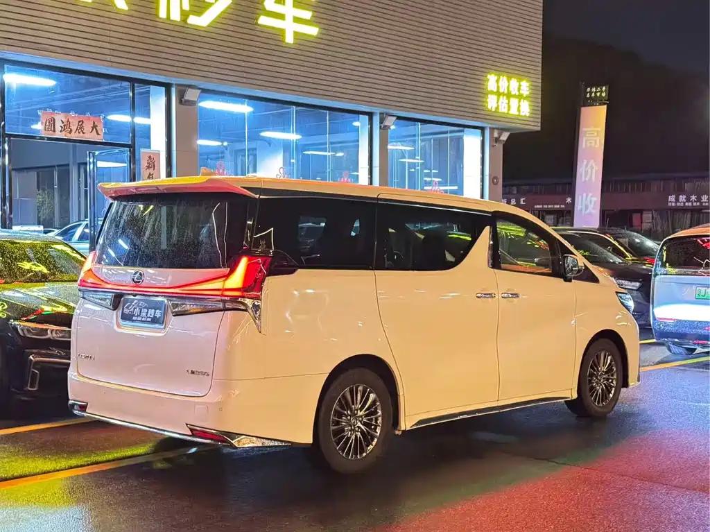 Toyota Vellfire — фото 2