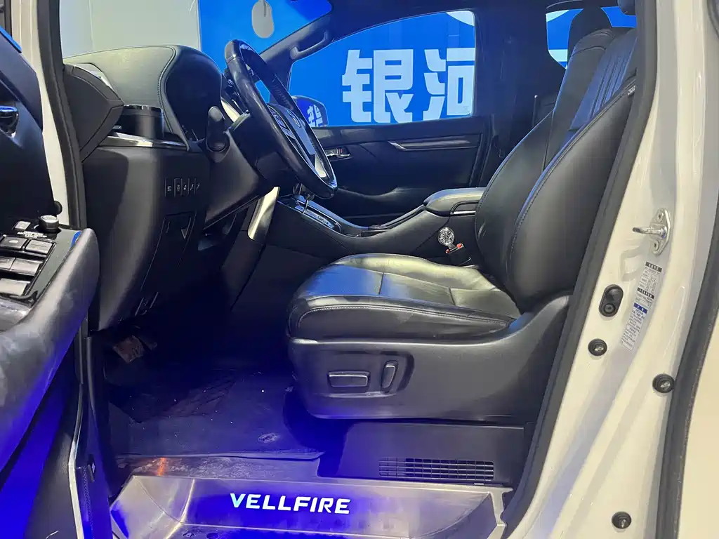Toyota Vellfire — фото 5