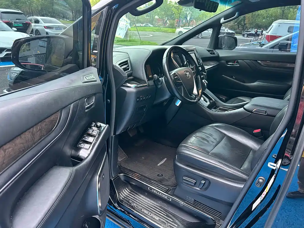 Toyota Vellfire — фото 4