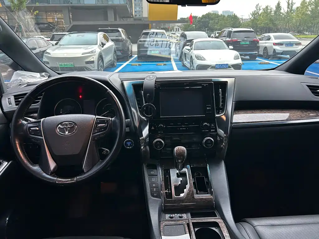 Toyota Vellfire — фото 5
