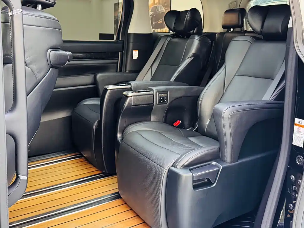 Toyota Vellfire — фото 3