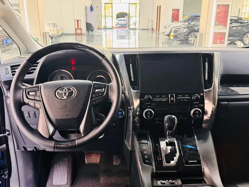 Toyota Vellfire — фото 6