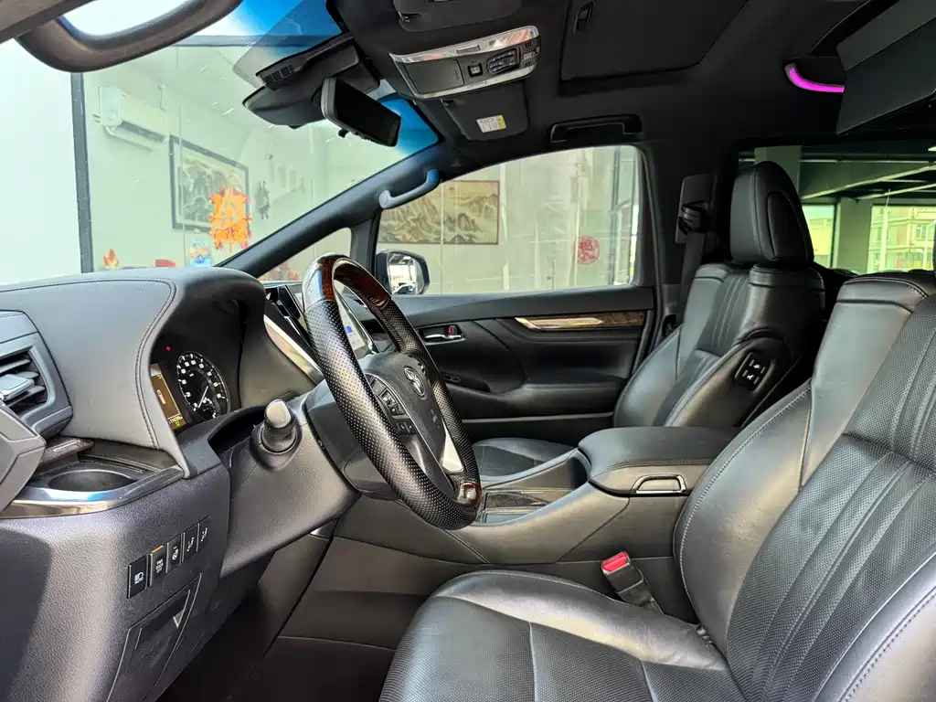 Toyota Vellfire — фото 4