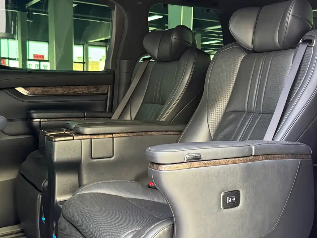 Toyota Vellfire — фото 6