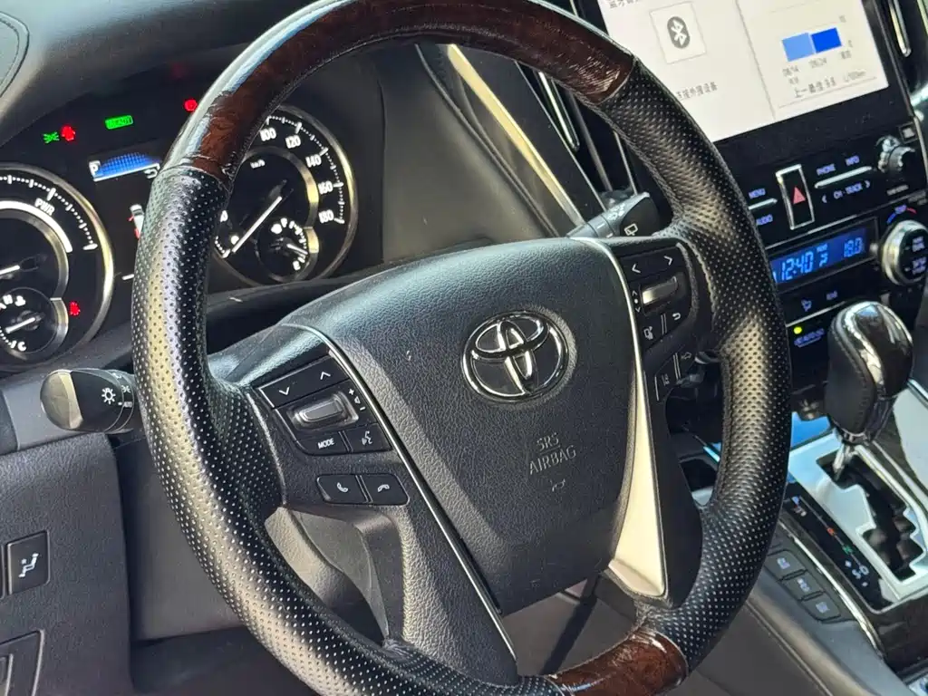 Toyota Vellfire — фото 7
