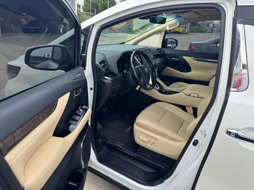 Toyota Alphard — фото 7