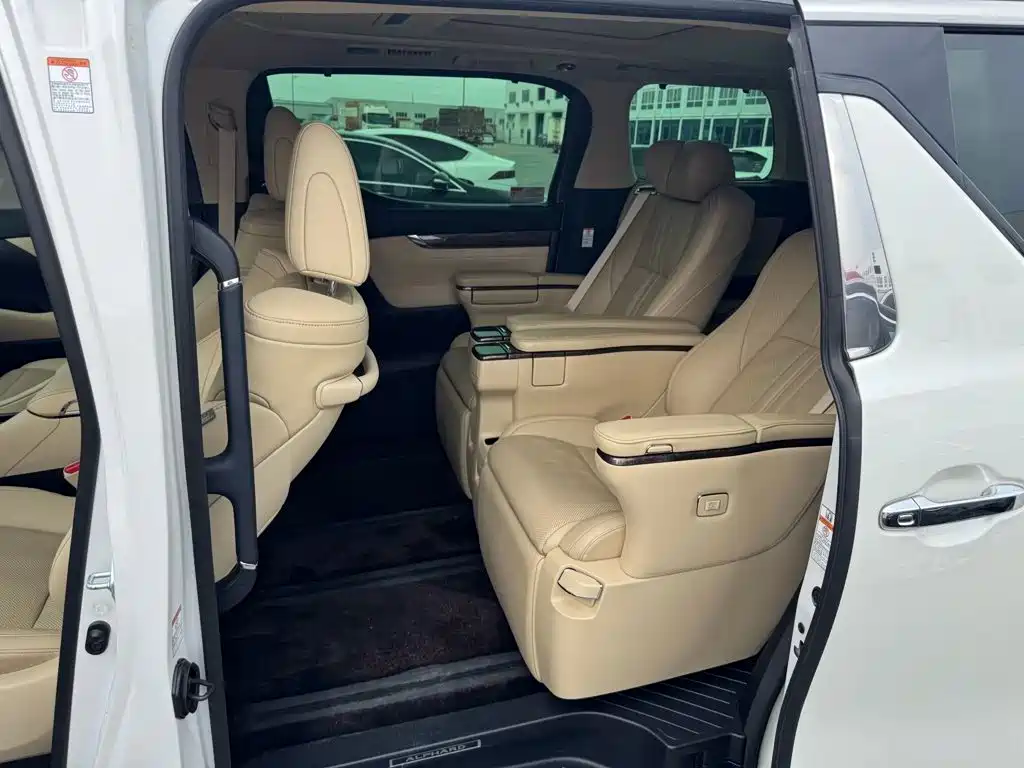 Toyota Alphard — фото 8