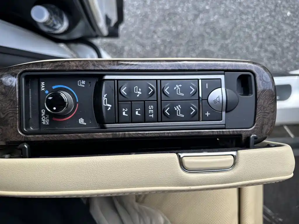 Toyota Vellfire — фото 11