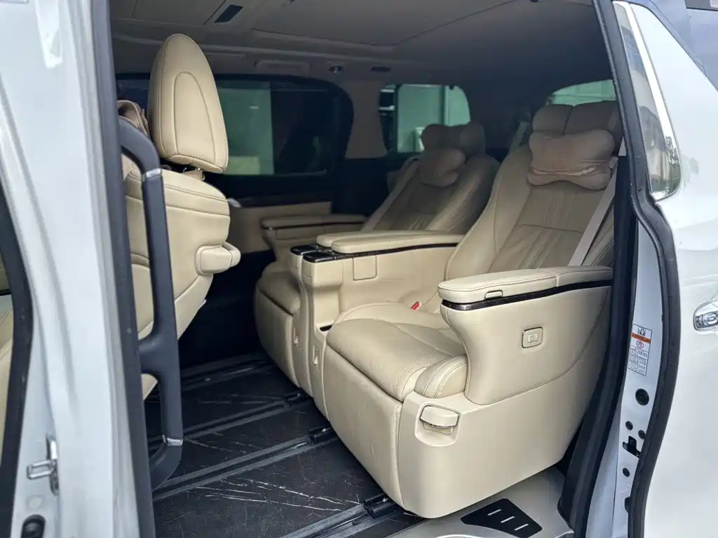 Toyota Vellfire — фото 9