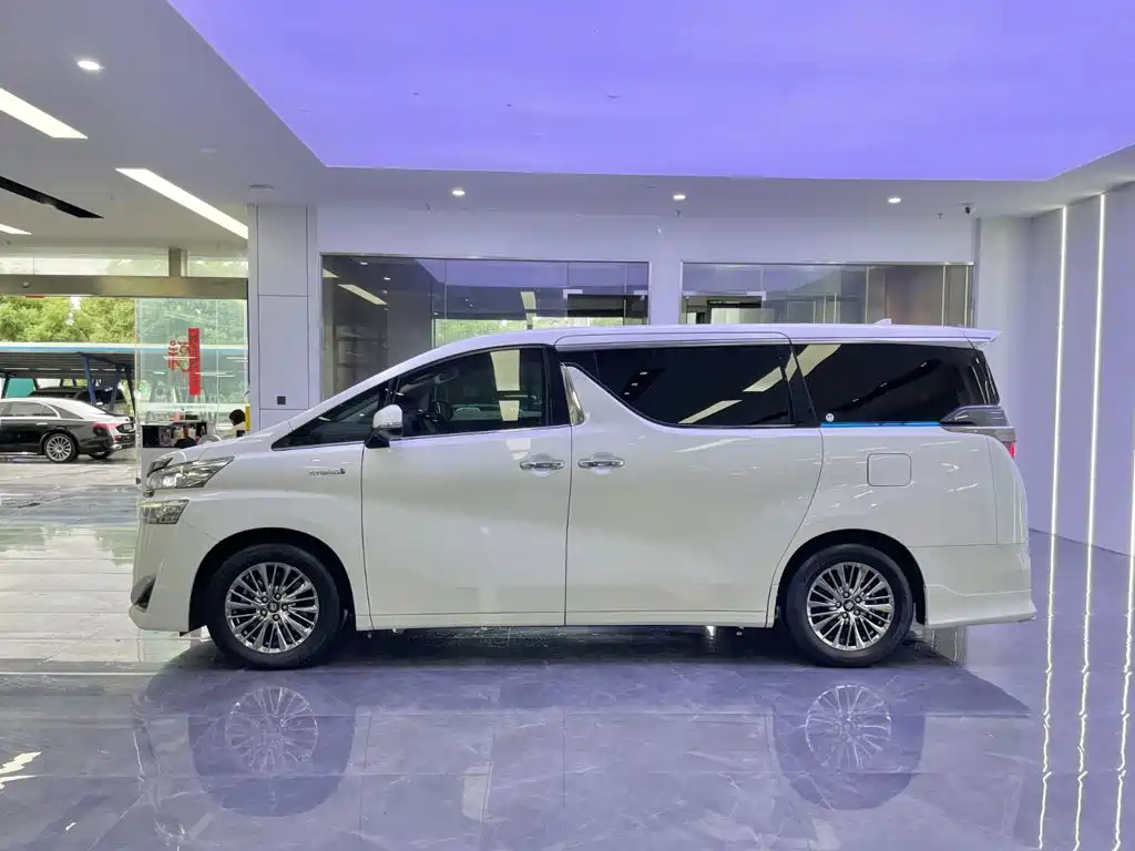 Toyota Vellfire — фото 3