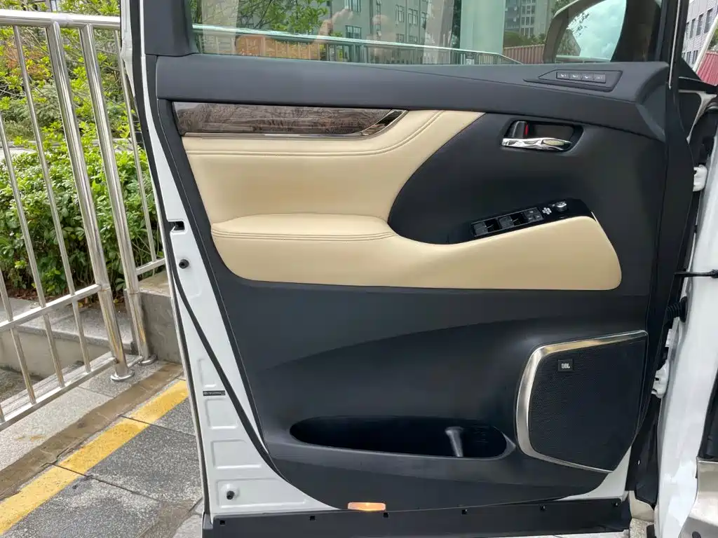 Toyota Vellfire — фото 10