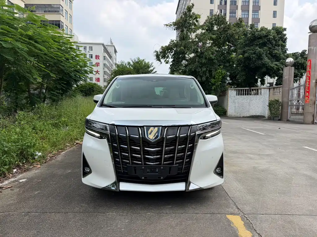 Toyota Alphard — фото 2