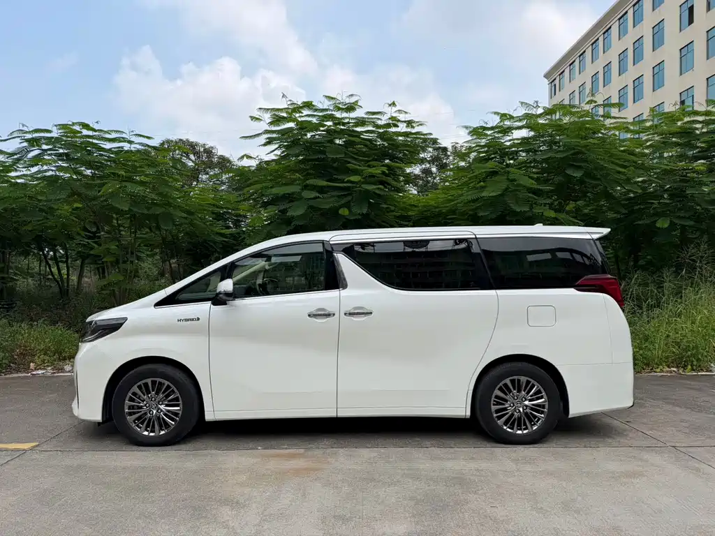 Toyota Alphard — фото 4