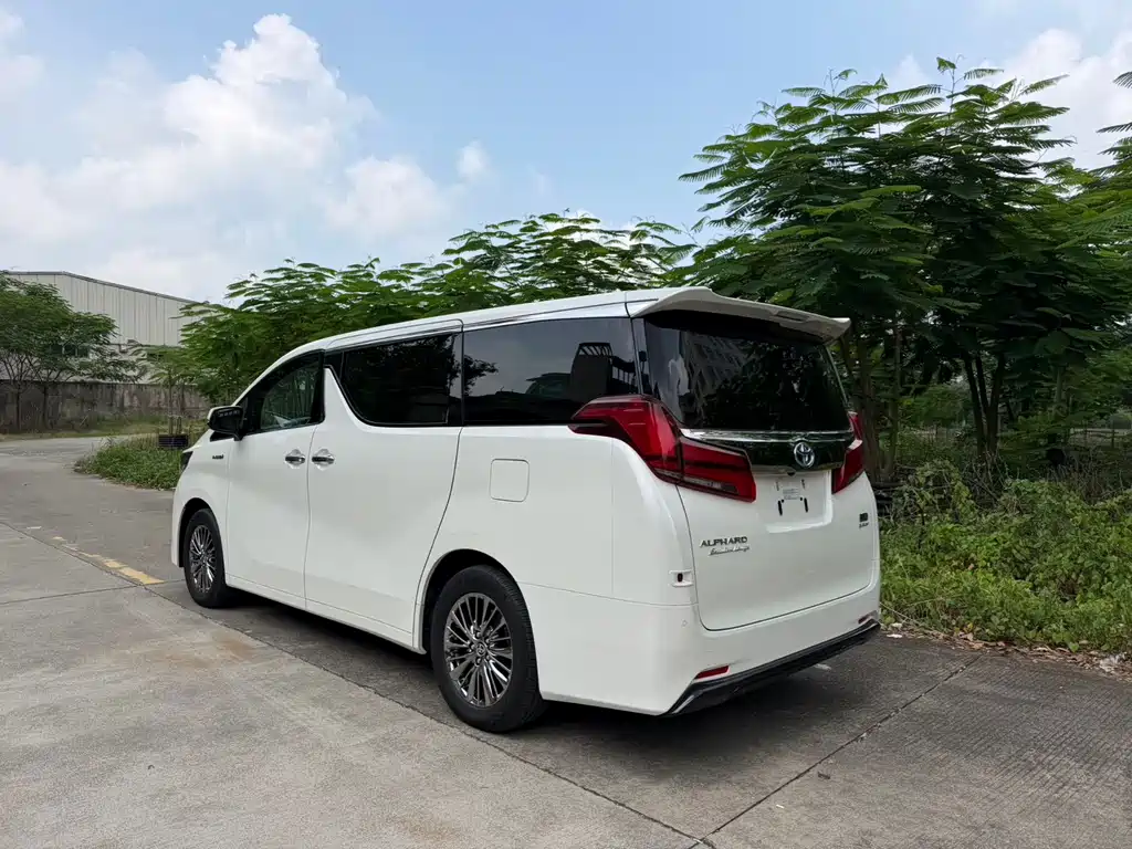 Toyota Alphard — фото 5