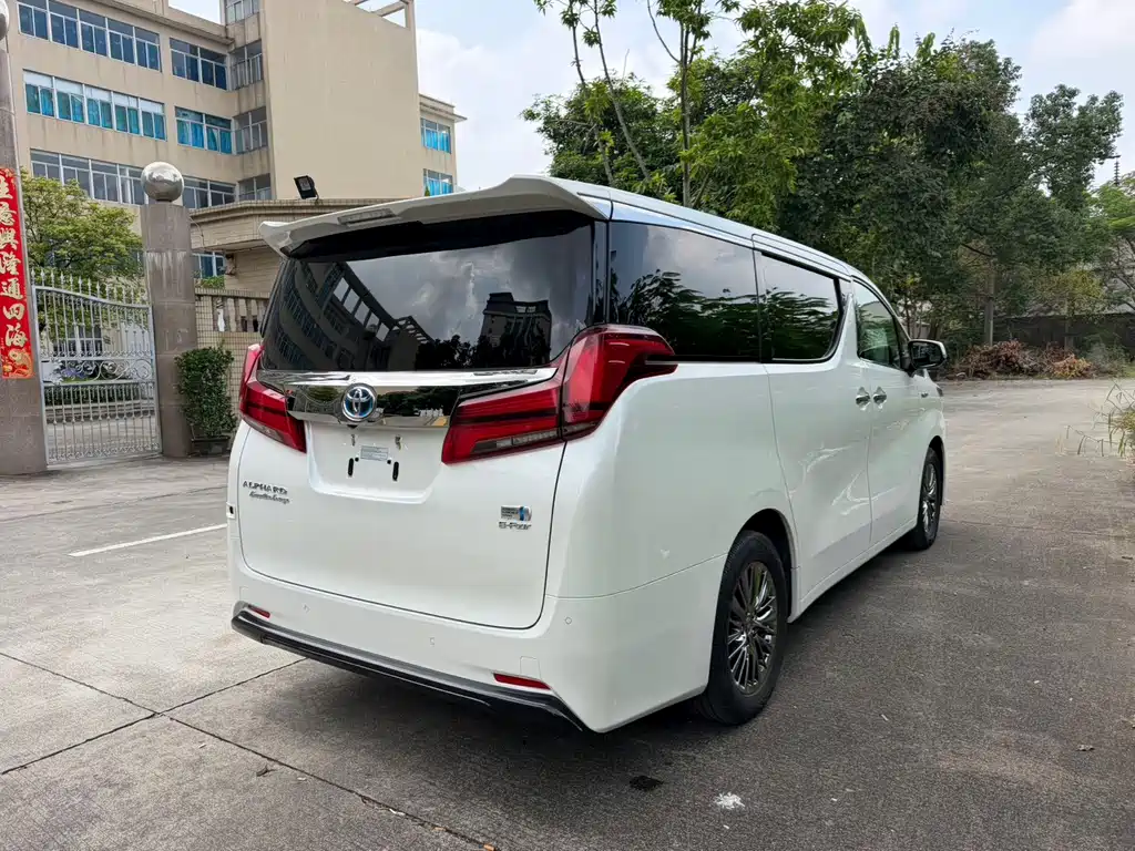 Toyota Alphard — фото 7