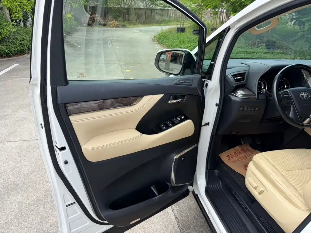 Toyota Alphard — фото 9