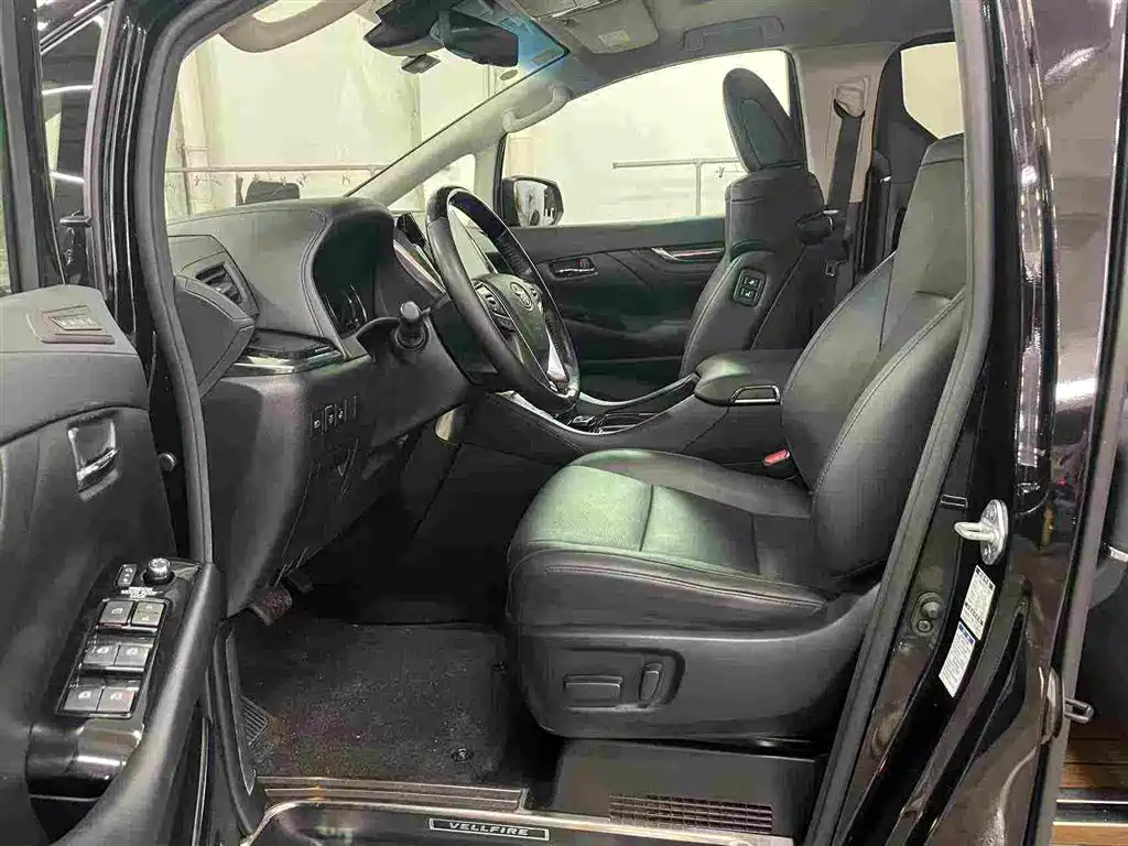 Toyota Vellfire — фото 5