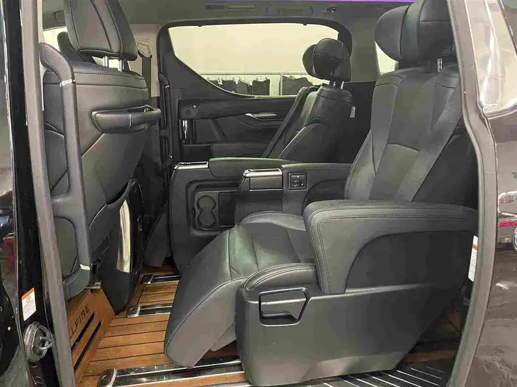 Toyota Vellfire — фото 6