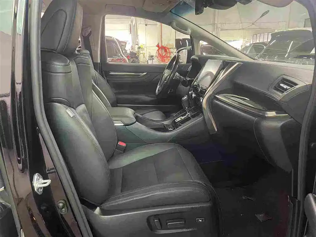 Toyota Vellfire — фото 10
