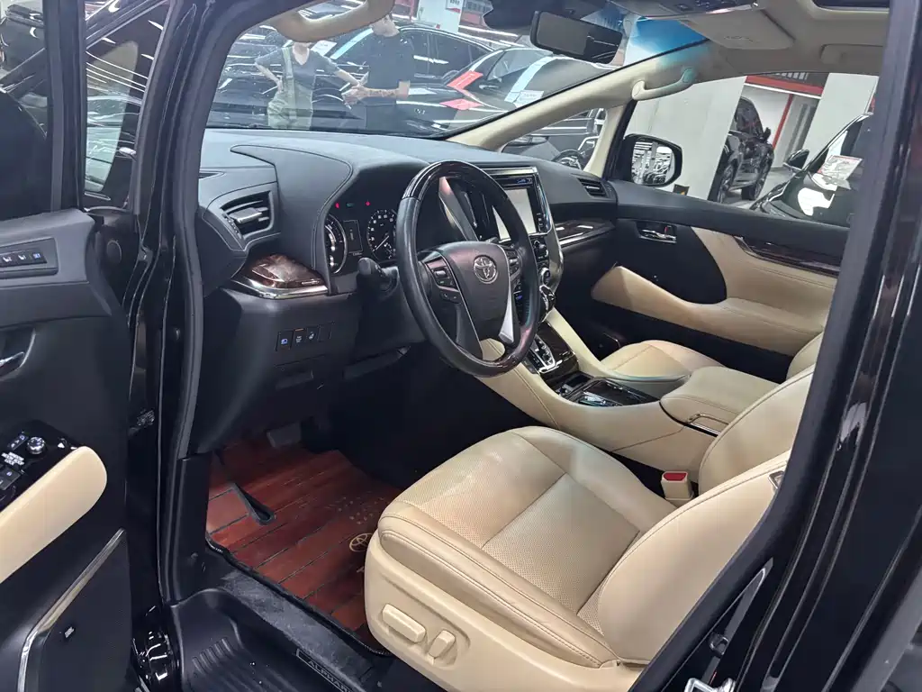 Toyota Alphard — фото 11