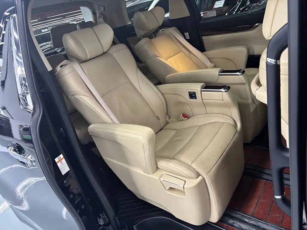 Toyota Alphard — фото 14