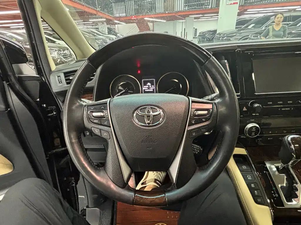 Toyota Alphard — фото 4