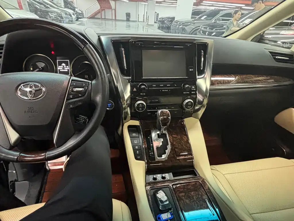 Toyota Alphard — фото 5