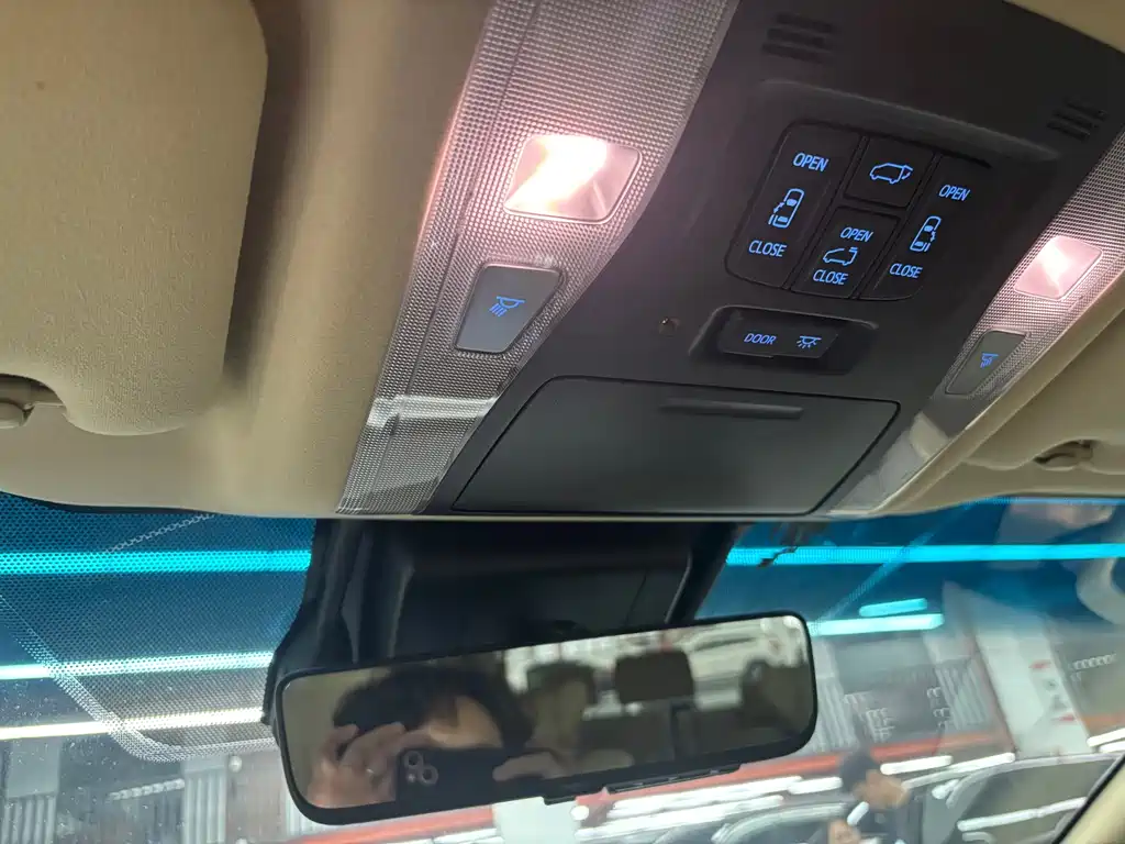 Toyota Alphard — фото 7