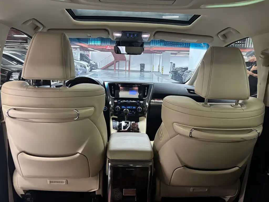 Toyota Alphard — фото 8