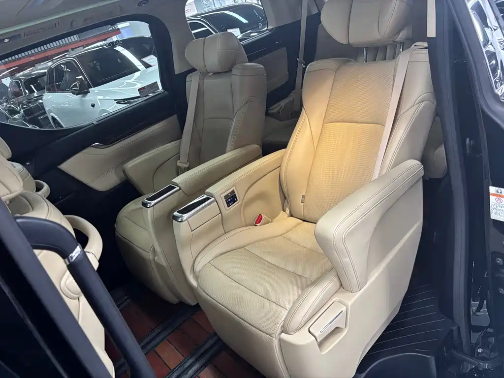Toyota Alphard — фото 9