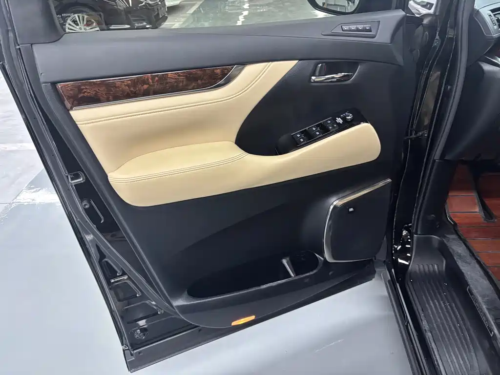 Toyota Alphard — фото 10