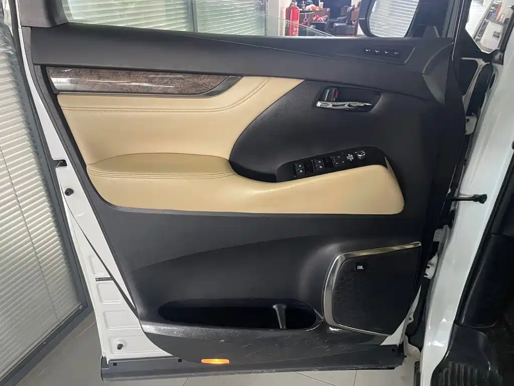 Toyota Vellfire — фото 13