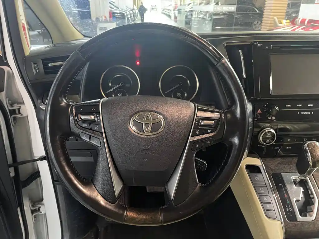 Toyota Vellfire — фото 10