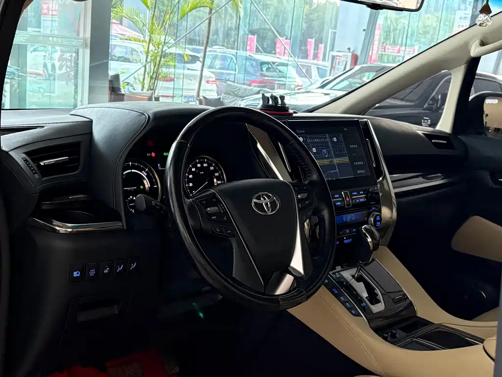 Toyota Vellfire — фото 10