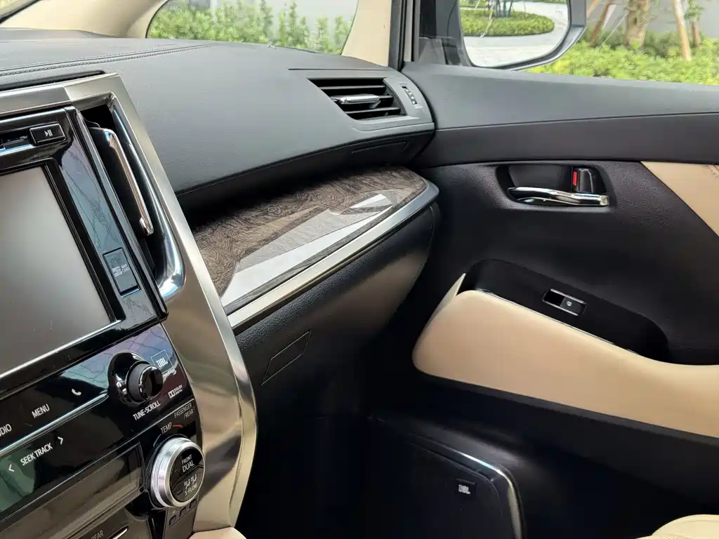 Toyota Alphard — фото 11