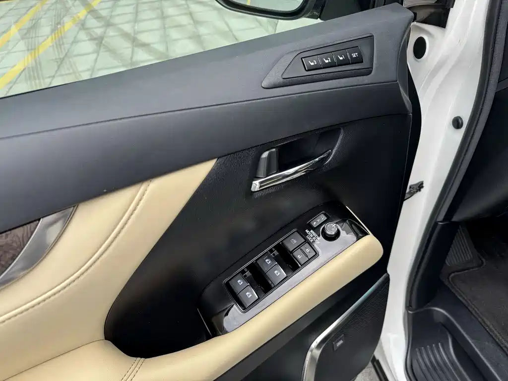 Toyota Alphard — фото 13