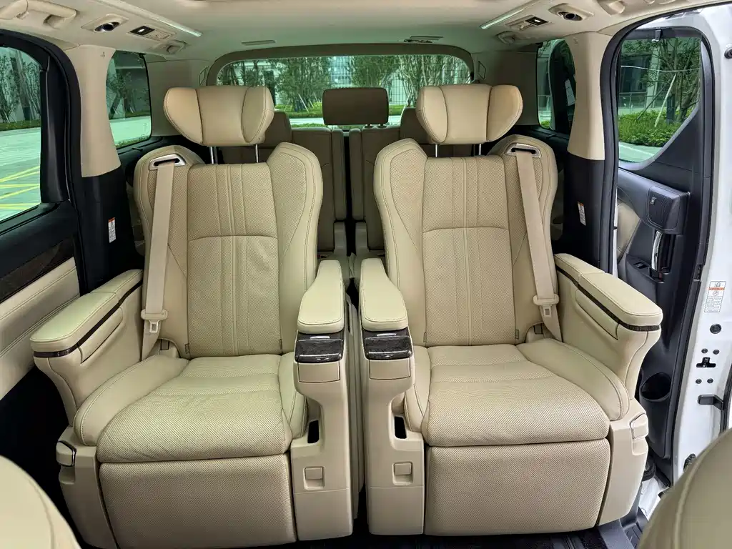Toyota Alphard — фото 18