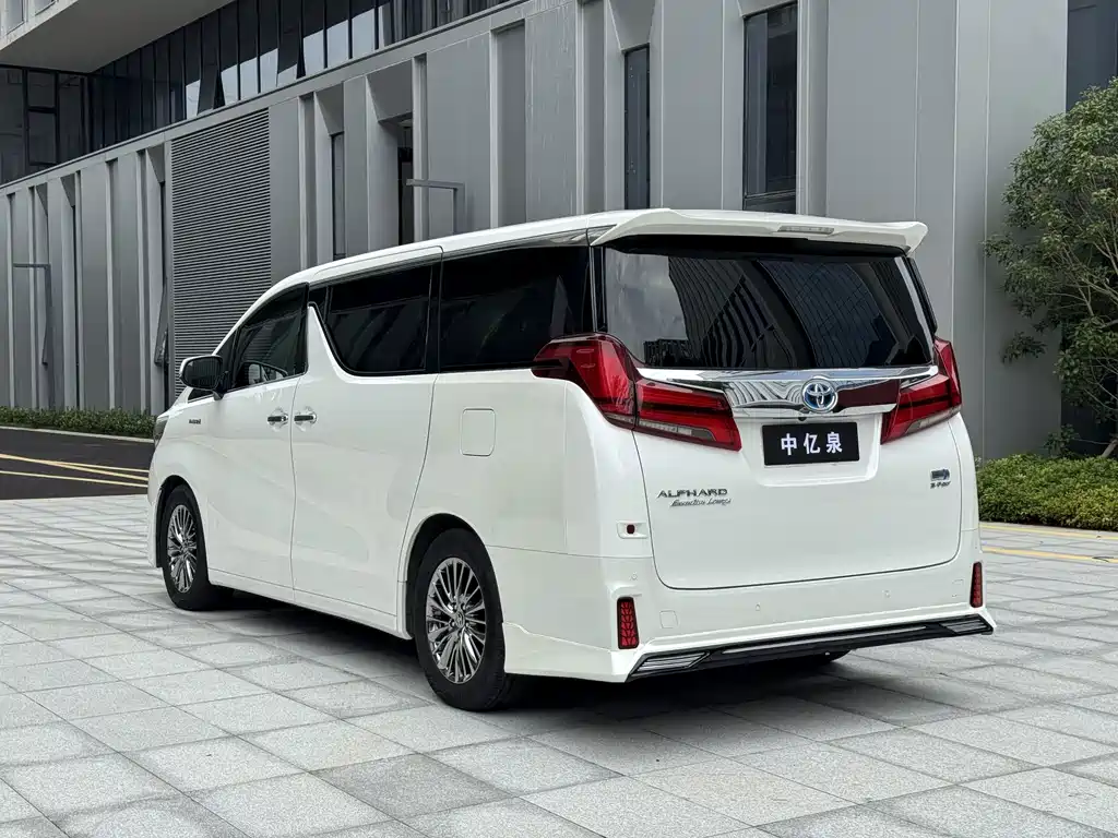Toyota Alphard — фото 5