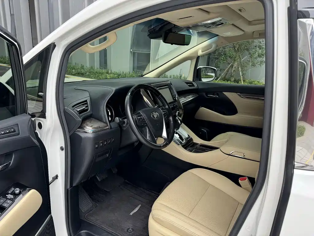 Toyota Alphard — фото 8