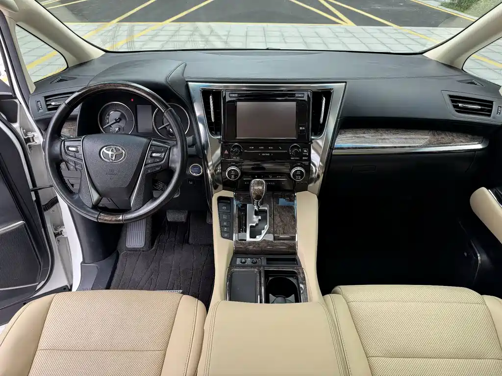 Toyota Alphard — фото 9